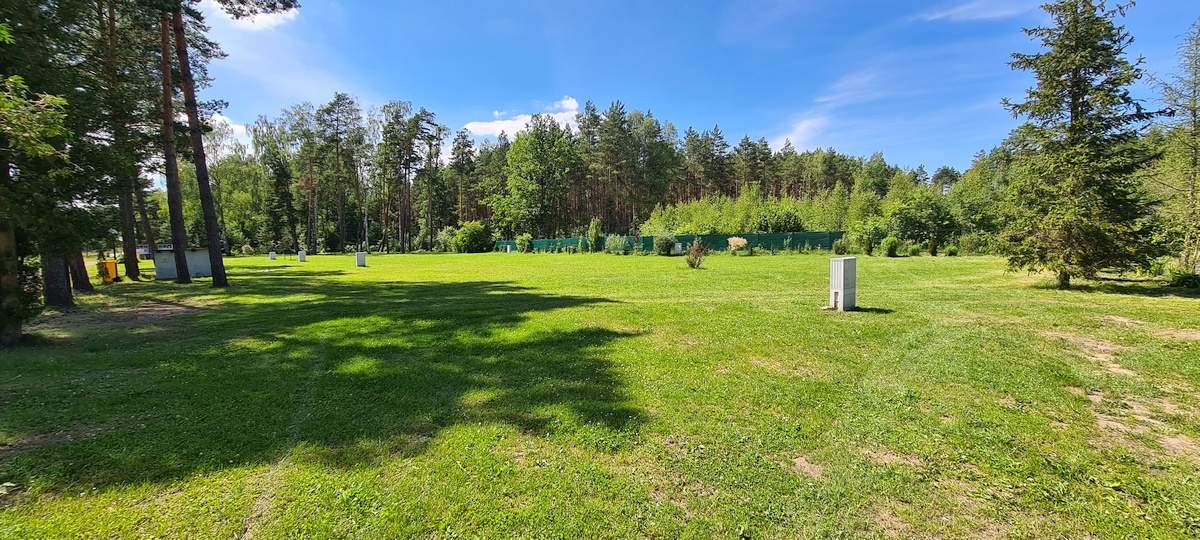 Pole campingowe Uroczysko w Słopcu – stanowiska dla kamperów i przyczep z prądem