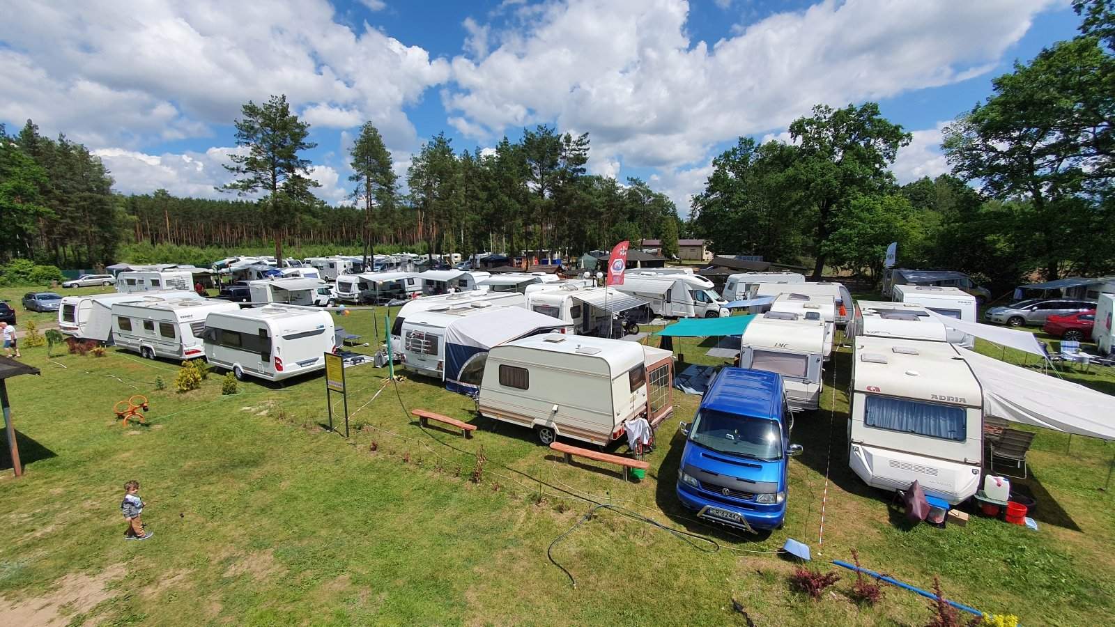 Pole campingowe Uroczysko w Słopcu – stanowiska dla kamperów i przyczep z prądem