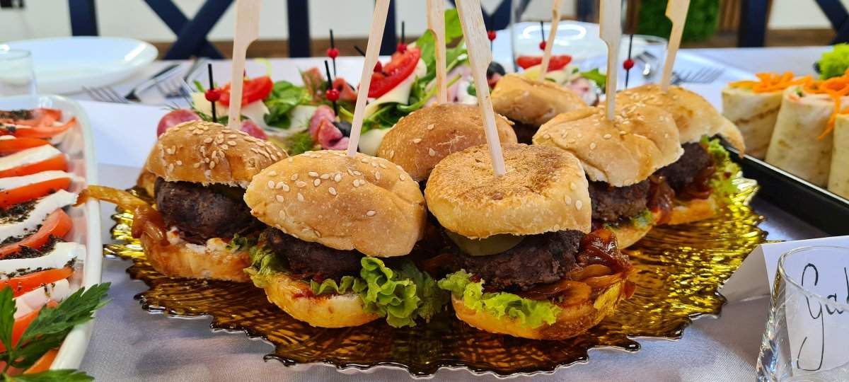 Smaczna kuchnia domowa w Ośrodku Uroczysko – dania regionalne i catering