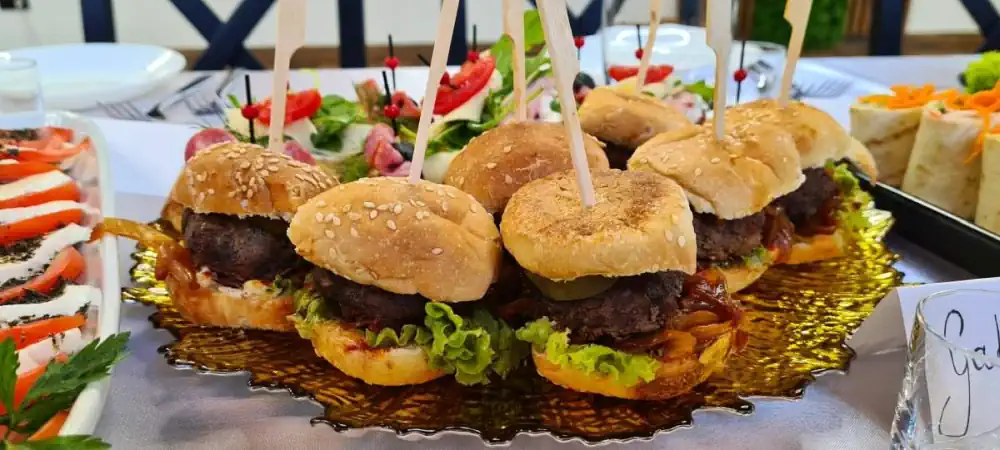 Smaczna kuchnia domowa w Ośrodku Uroczysko – dania regionalne i catering