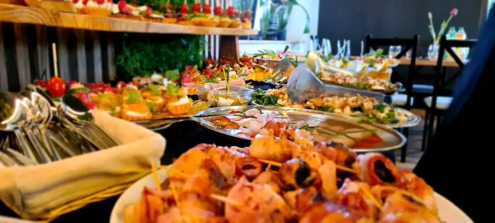 Smaczna kuchnia domowa w Ośrodku Uroczysko – dania regionalne i catering