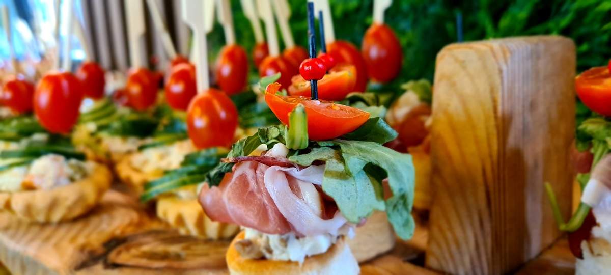 Smaczna kuchnia domowa w Ośrodku Uroczysko – dania regionalne i catering