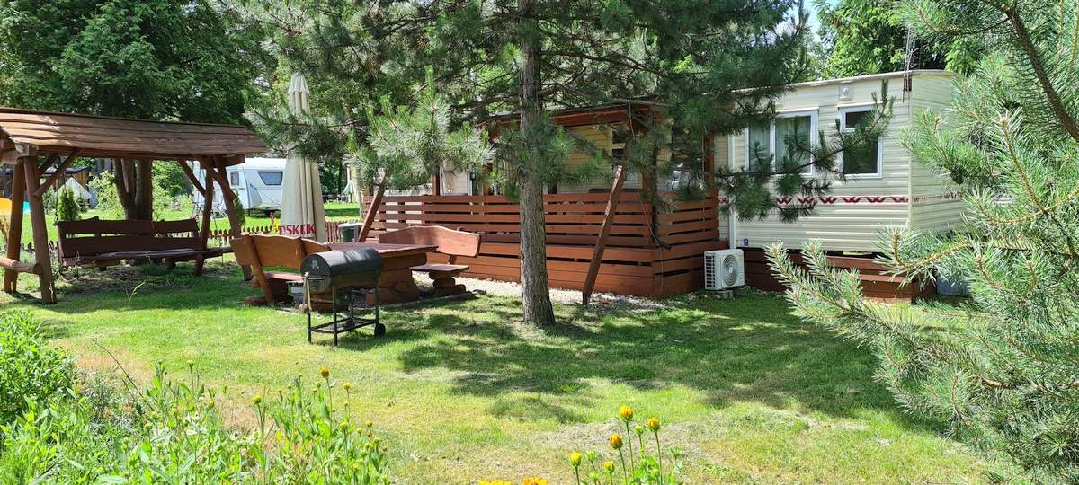 Komfortowy domek holenderski z klimatyzacją i tarasem – Ośrodek Uroczysko