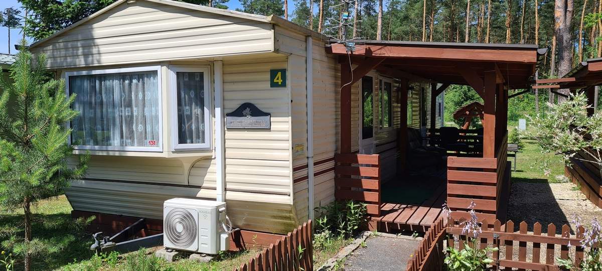 Komfortowy domek holenderski z klimatyzacją i tarasem – Ośrodek Uroczysko