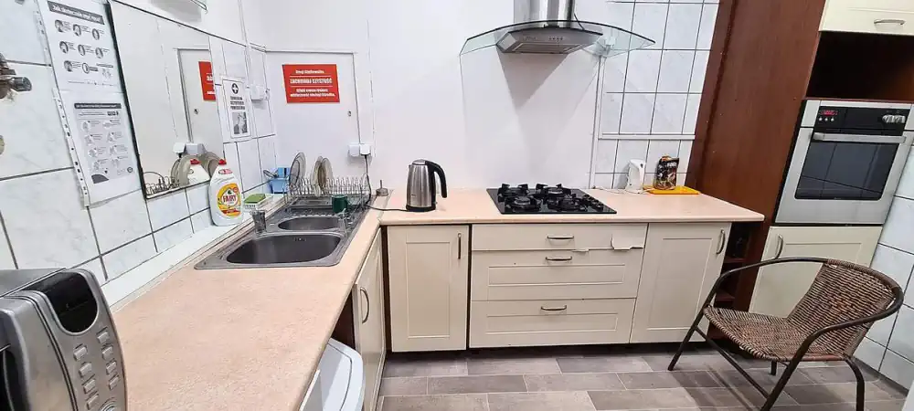 Tanie noclegi w Borkowie – przytulny pokój gościnny w Ośrodku Uroczysko blisko lasu