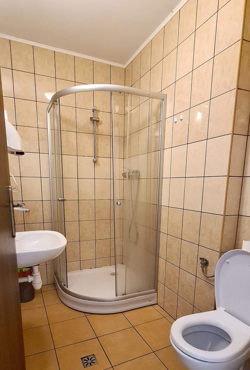 Tanie noclegi w Borkowie – przytulny pokój gościnny w Ośrodku Uroczysko blisko lasu