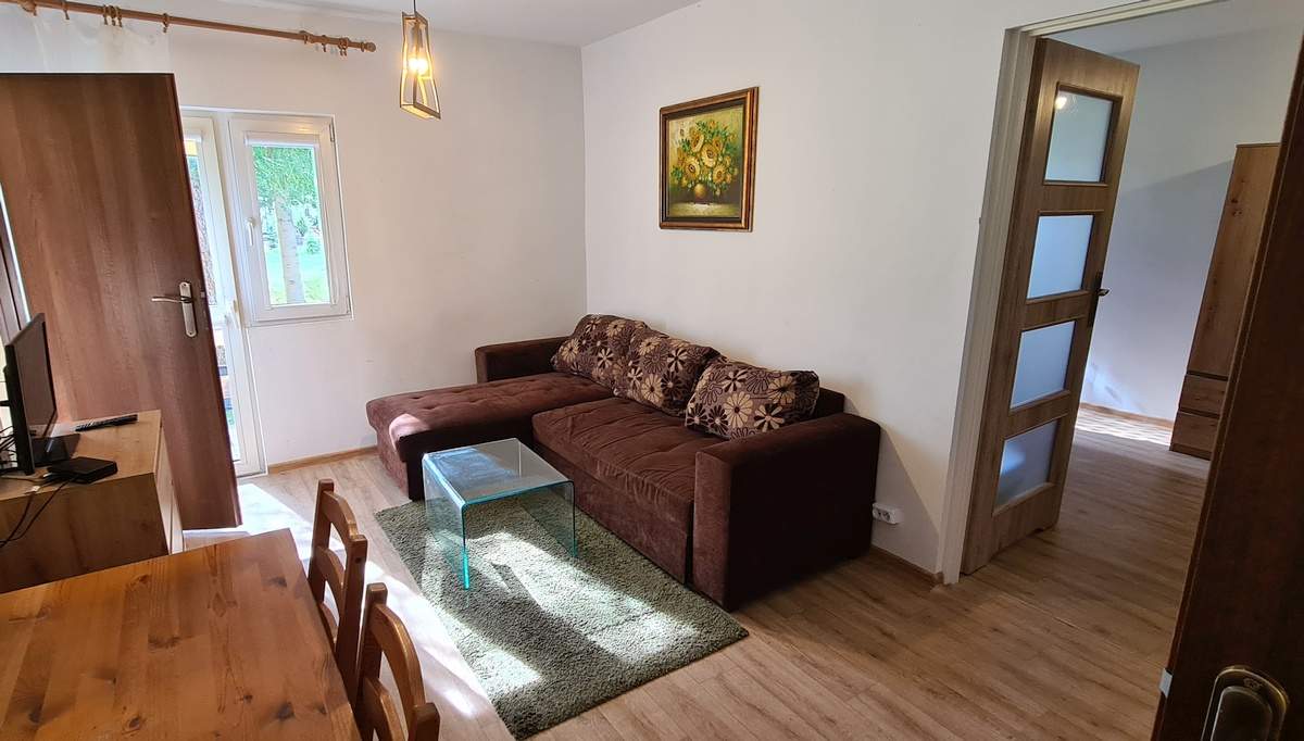 Tanie noclegi w Borkowie – przytulny pokój gościnny w Ośrodku Uroczysko blisko lasu