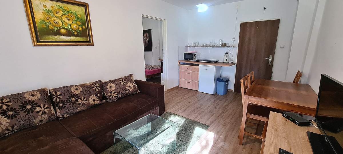 Tanie noclegi w Borkowie – przytulny pokój gościnny w Ośrodku Uroczysko blisko lasu