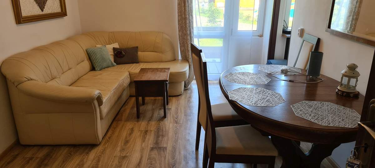 Tanie noclegi w Borkowie – przytulny pokój gościnny w Ośrodku Uroczysko blisko lasu