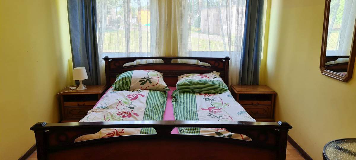 Tanie noclegi w Borkowie – przytulny pokój gościnny w Ośrodku Uroczysko blisko lasu