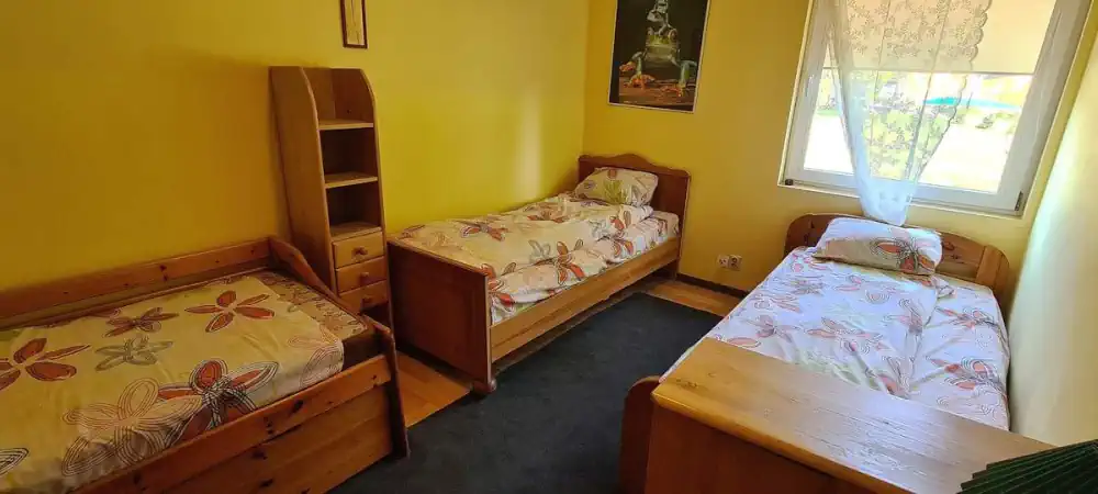 Tanie noclegi w Borkowie – przytulny pokój gościnny w Ośrodku Uroczysko blisko lasu