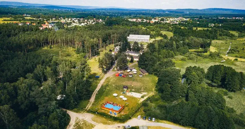 Ośrodek Uroczysko w Słopcu – malownicze położenie wśród lasów Gór Świętokrzyskich